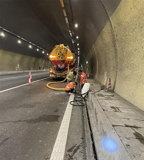 牙克石隧道排水渠清淤